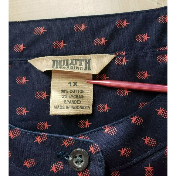 Duluth Trading Wrinklefighter L/S Tunic, 1X, Pockets, Navy & Red Pineapple Print - Picture 3 of 8